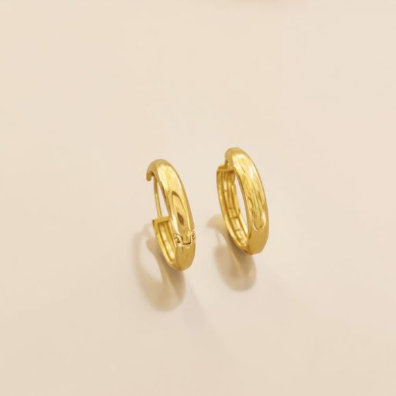 עגילי ג’יפסי מזהב 18 קראט בעבודת יד – עיצוב קלאסי ואלגנטי של שירלי קורן