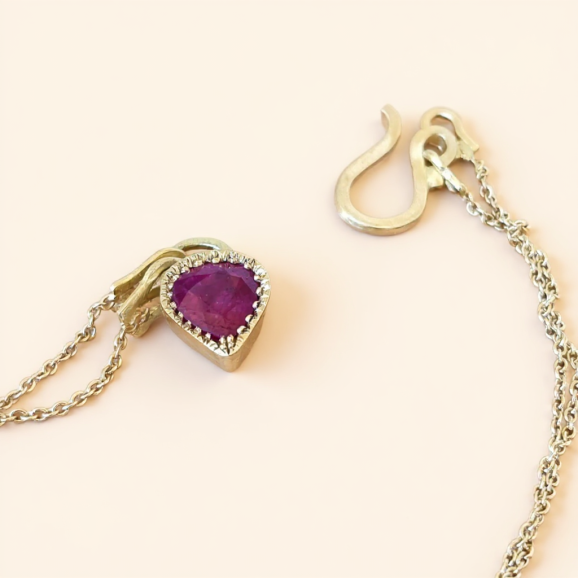 שרשרת זהב 18 קראט בעבודת יד עם תליון רובי בצורת טיפה ומסגרת זהב מחוספסת – שירלי קורן צורפות פלוס.