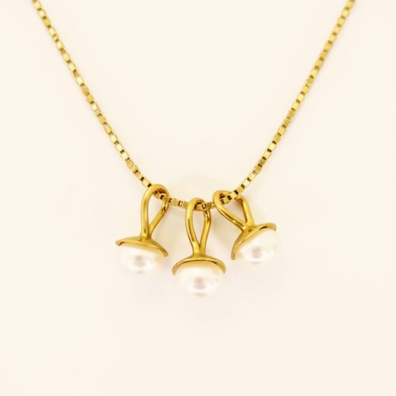 שרשרת פנינים מזהב 18 קראט – שלוש פנינים טבעיות בעיצוב אלגנטי