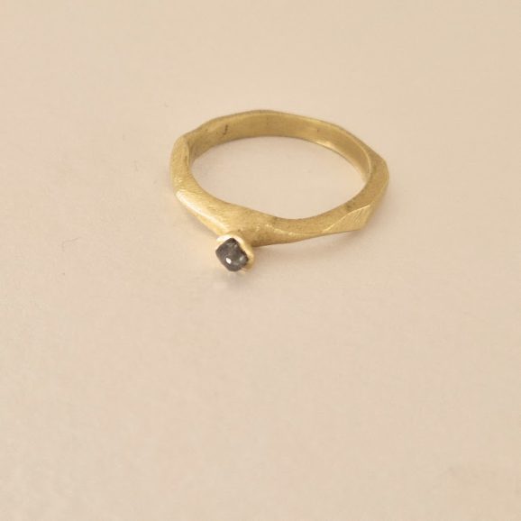 מפוסלת עם יהלום גולמי – תמונה 3