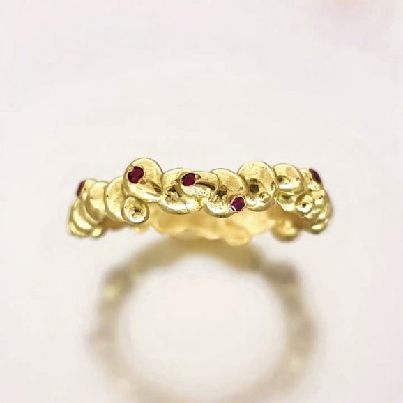 טבעת זהב בעבודת יד משובצת רובי אדום