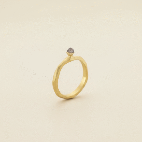 מפוסלת עם יהלום גולמי