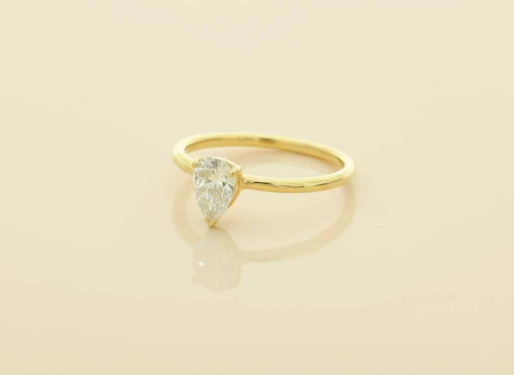 טבעת זהב אהבה עדינה בעבודת יד בעיצוב נקי ומינימליסטי על רקע בהיר. שירלי קורן