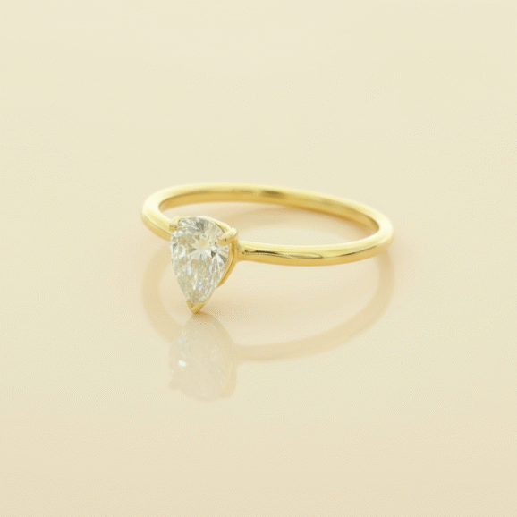 טבעת זהב אהבה עדינה בעבודת יד בעיצוב נקי ומינימליסטי על רקע בהיר. שירלי קורן