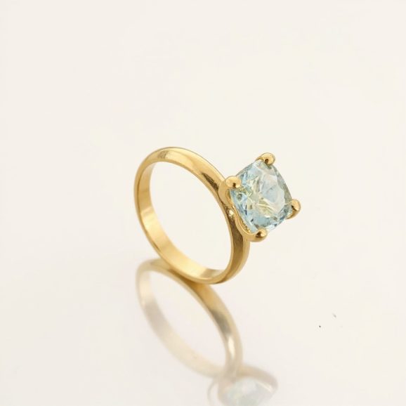 טבעת זהב 22 קראט בעבודת יד עם יהלום גולמי תלוי בעיצוב שירלי קורן