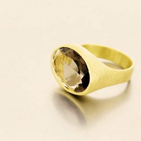 טבעת זהב 18 קראט עם אבן סמוקי אליפטית בעיצוב אישי, צילום על רקע מבריק