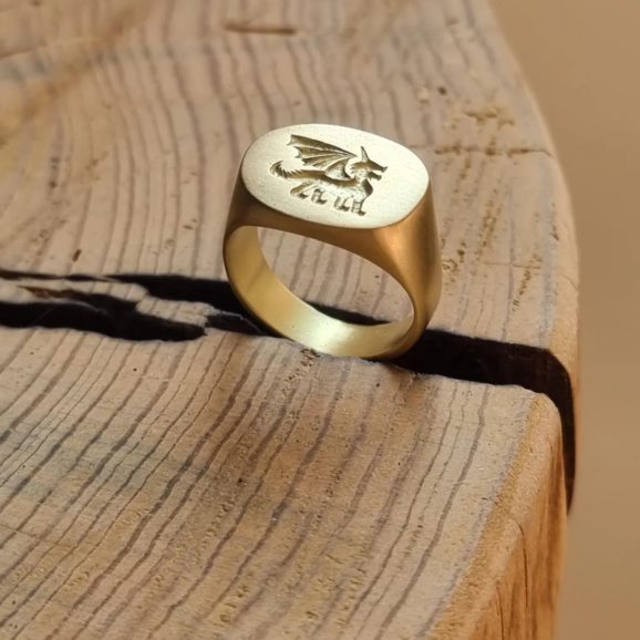 טבעת חותם זהב עם חריטת דרקון בעבודת יד – עיצוב יוקרתי 18 קראט
