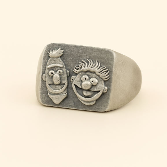 טבעת חותם מכסף בעבודת יד עם דמויות מצוירות נוסטלגיות, עיצוב אישי ייחודי