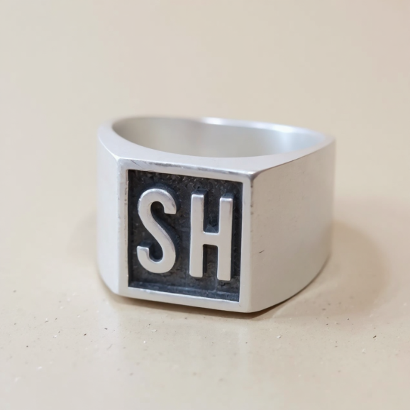 טבעת חותם לגבר מכסף סטרלינג עם ראשי תיבות SH בעיצוב אישי בעבודת יד מאת שירלי קורן