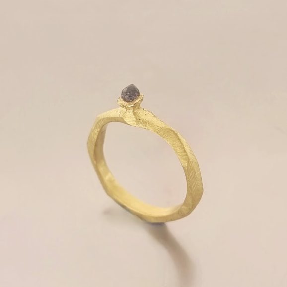 טבעת אירוסין מפוסלת מזהב  עם יהלום גולמי