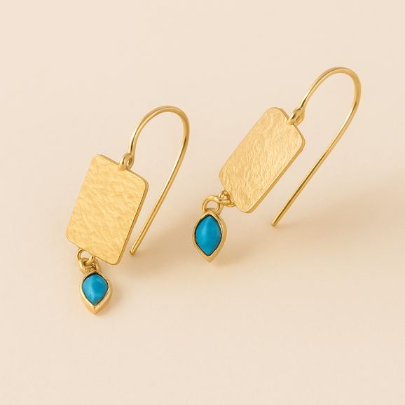 עגילי זהב 18 קראט עם טורקיז טבעי – עיצוב עדין ונוכחות מלאת צבע