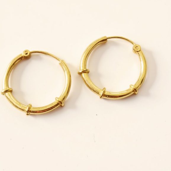 עגילי חישוק ג'יפסי עם טוויסט זהב 22 קראט מעצבת וצורפת שירלי קורן