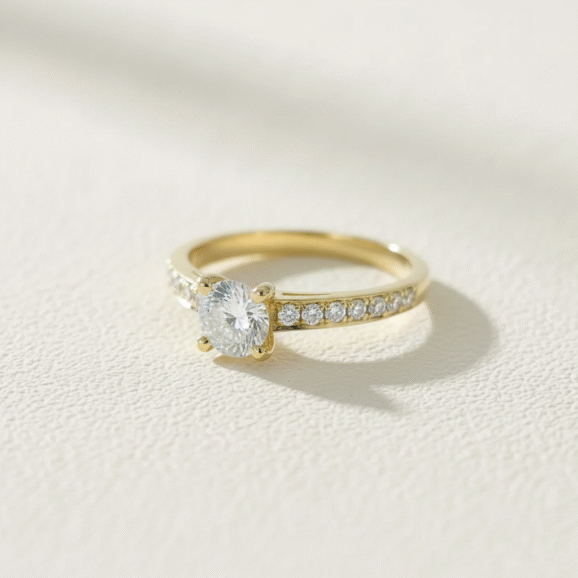 צורפות פלוס טבעת אירוסין מזהב 18 קראט עם יהלום מרכזי ושיבוץ צד יוקרתי