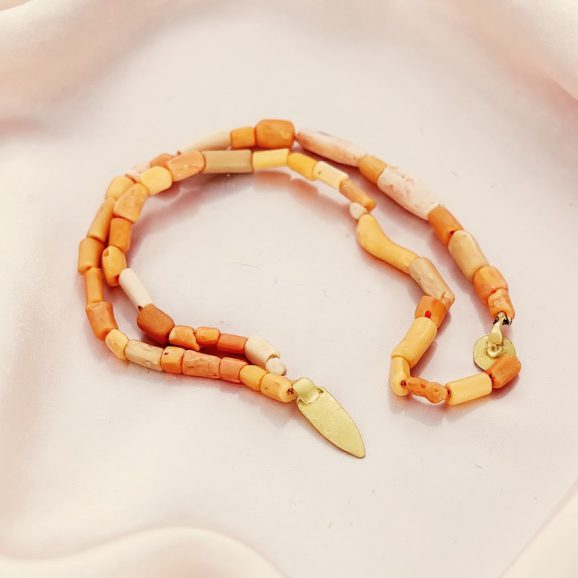 צמיד אלמוגים בגוונים טבעיים עם תליון זהב בעבודת יד