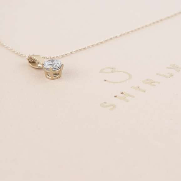 תליון זהב 18 קראט בעבודת יד עם יהלום בודד טבעי בעיצוב קלאסי