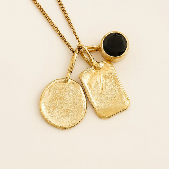 תליוני זהב עם טביעת אצבע בעבודת יד על רקע שמנת