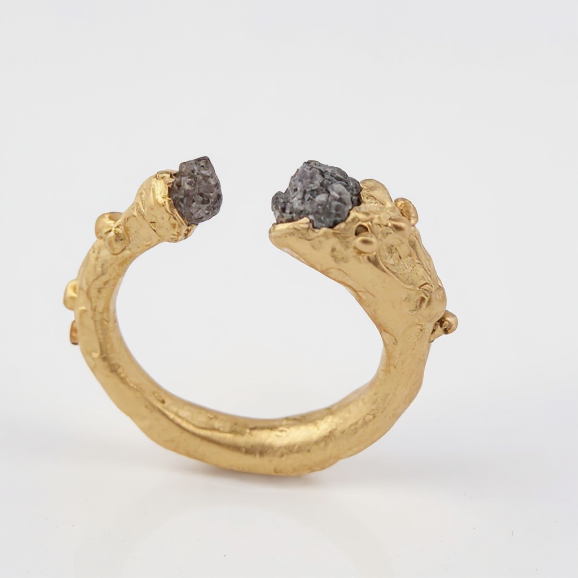 טבעת זהב עם יהלומים גולמיים