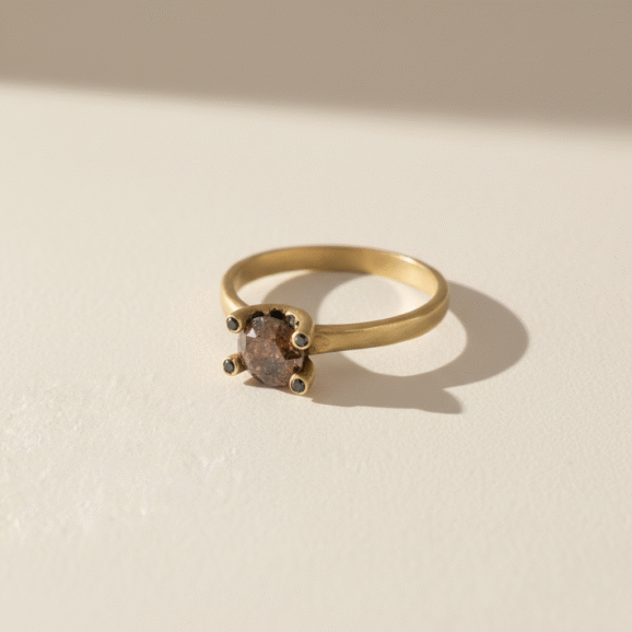 טבעת זהב 18 קראט משובצת יהלום טבעי חום ויהלומים שחורים – עבודת יד מקורית של שירלי קורן