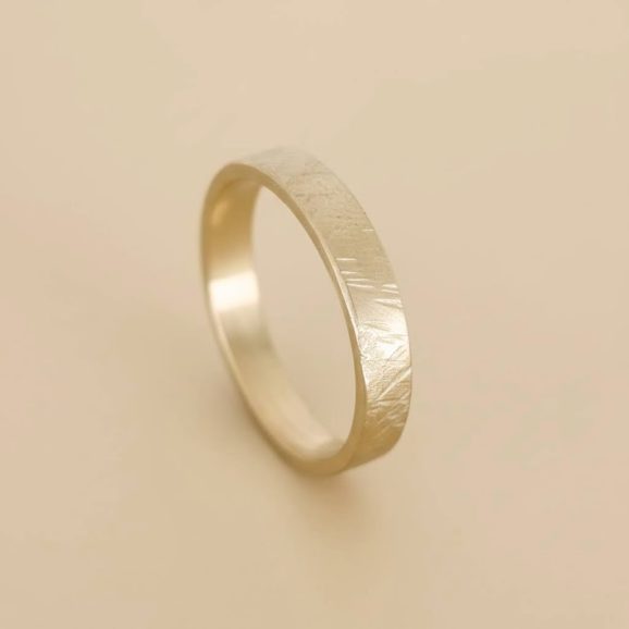 טבעת זהב מחוספסת ועדינה ברוחב שירלי קורן טבעת נישואין בעבודת יד.