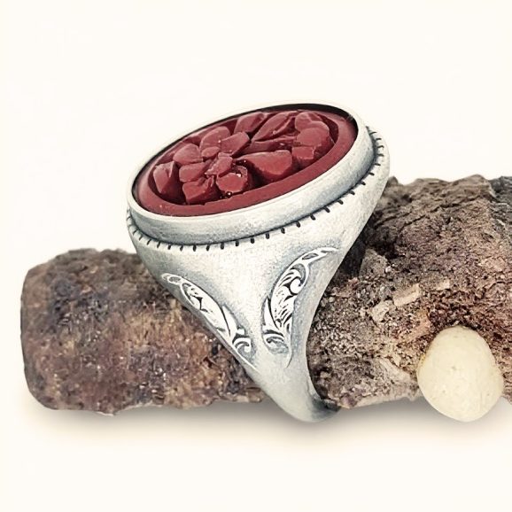 טבעת גברית מכסף סטרלינג בעיצוב אישי, עם שיבוץ אבן חריגה שהובאה על ידי הלקוח, בעיצוב שירלי קורן, צורפת מרמת השרון