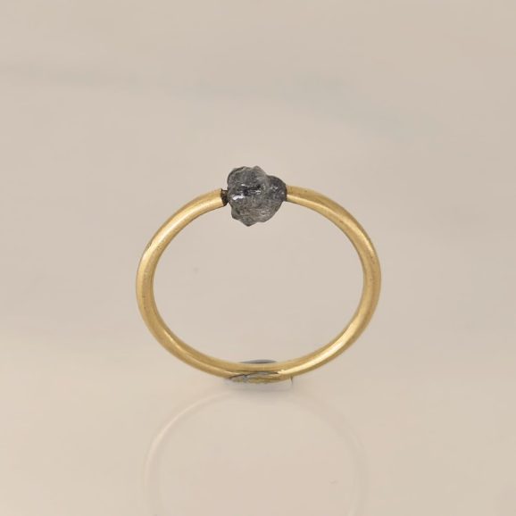 טבעת זהב 22 קראט עם יהלום גולמי מושחל בעבודת יד