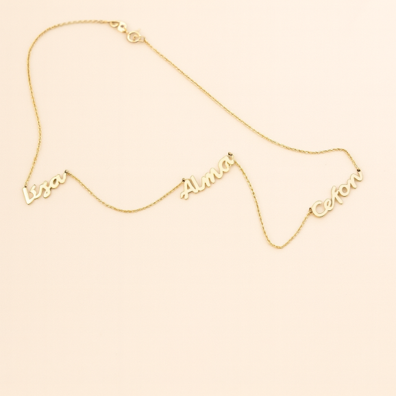 שרשרת זהב 14 קראט עם תליוני שמות בעבודת יד