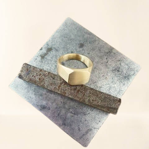 טבעת חותם זהב 18 קראט בעיצוב מלבני גיאומטרי בעבודת יד – שירלי קורן