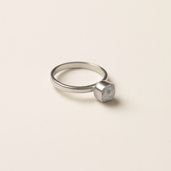 טבעת זהב לבן עם יהלום גולמי בעיצוב של שירלי קורן, תכשיט בעבודת יד מרמת השרון