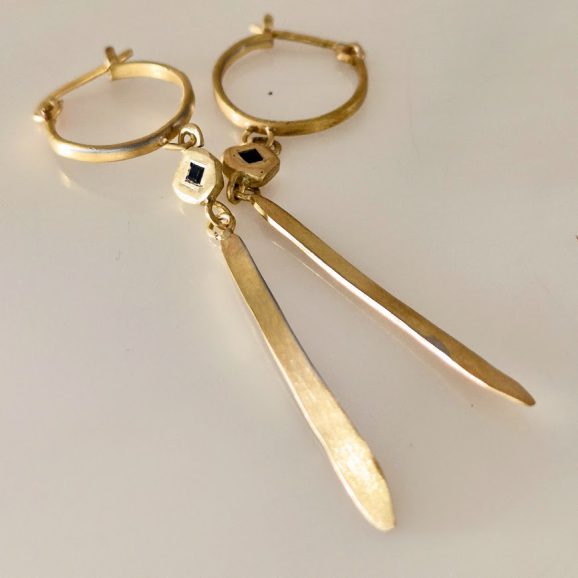 עגילי זהב עם ספיר כחול