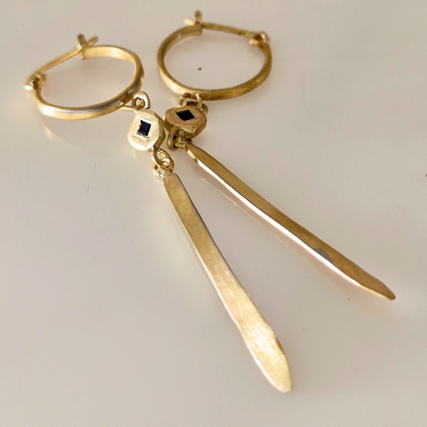 עגילי זהב עם ספיר כחול