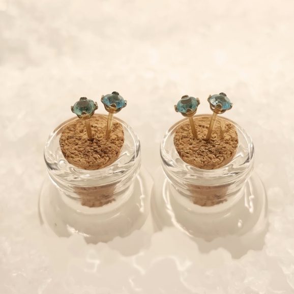 עגילי זהב עדינים משובצים טורמלין כחול בעבודת יד תגיות מוצר: