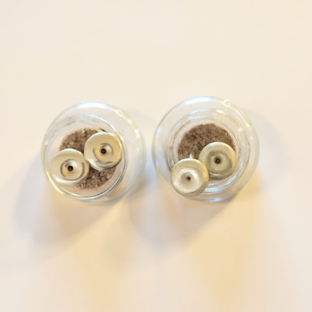 עגילי זהב בעיצוב עגול ומינימליסטי