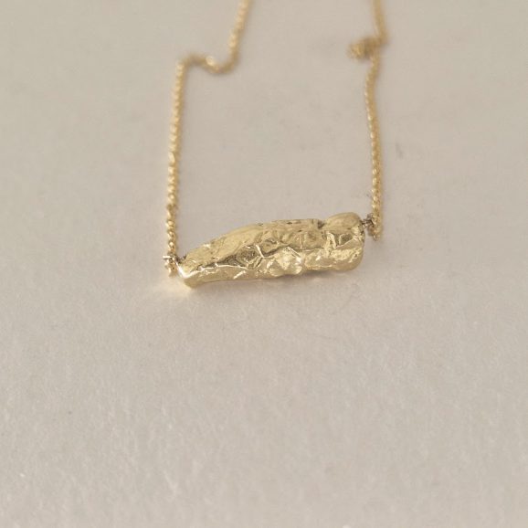 שרשרת זהב עדינה עם תליון מחוספס בעבודת יד