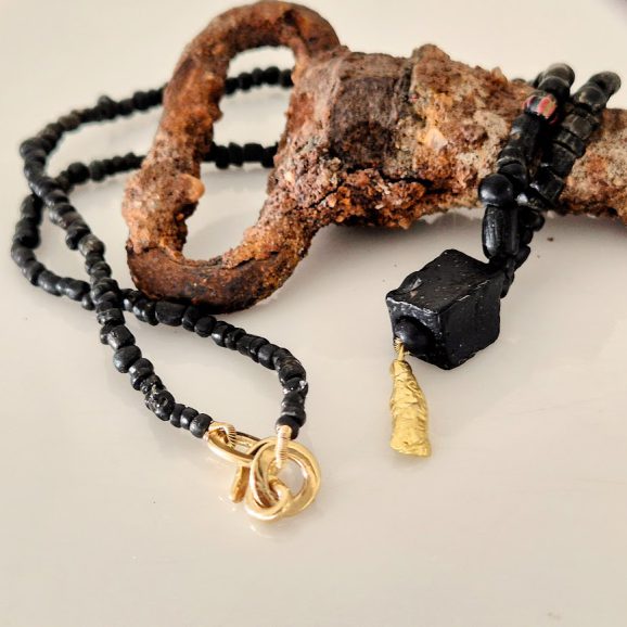 שרשרת שחורה עם תליון זהב