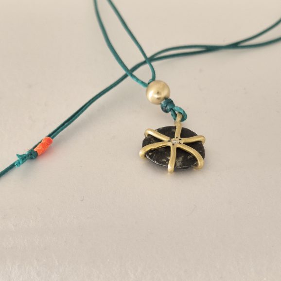 תליון מטבע עתיק משובץ בזהב 22 קראט עם חוט ירוק – תכשיט ייחודי בעבודת יד לנשים