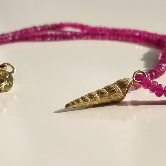 תליון קונכייה מזהב