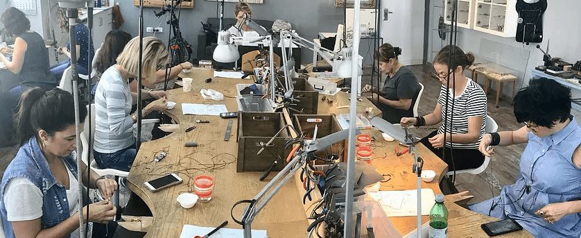 בסטודיו צורפות פלוס עובדים מורים בעלי ותק של שנים רבות בתחום, דבר שאינו בהכרח מובן מאילו בעולם הצורפות.