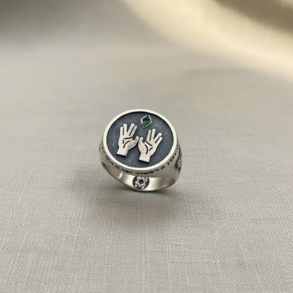 טבעת חותם לגבר בעבודת יד עם סמל ידיים ואבן ירוקה