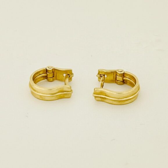 עגילי זהב גיפסי בעבודת יד בעיצוב זורם עם סגירה מכנית