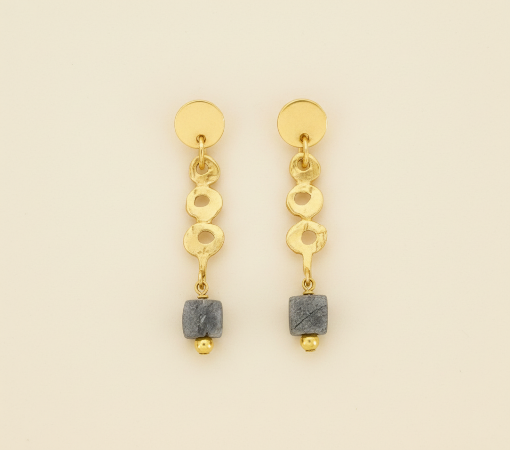 עגילי זהב בעבודת יד עם אבן גולמית בעיצוב אישי