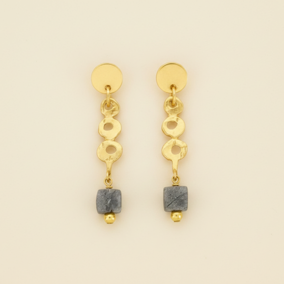 עגילי זהב בעבודת יד עם אבן גולמית בעיצוב אישי