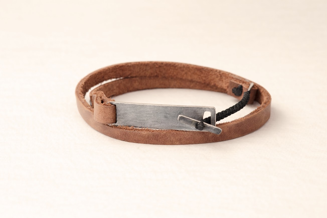 צמיד עור וכסף לגבר עם פלטת כסף מושחר וסגירת מוט