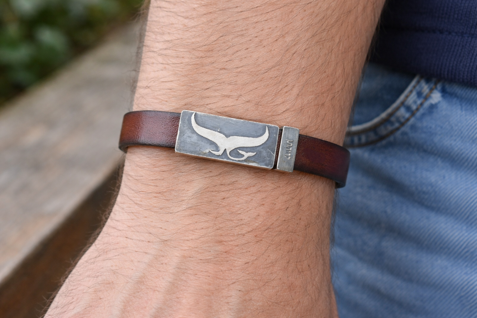 צמיד עוצמתי לגבר כסף מושחר ועור – תמונה 3