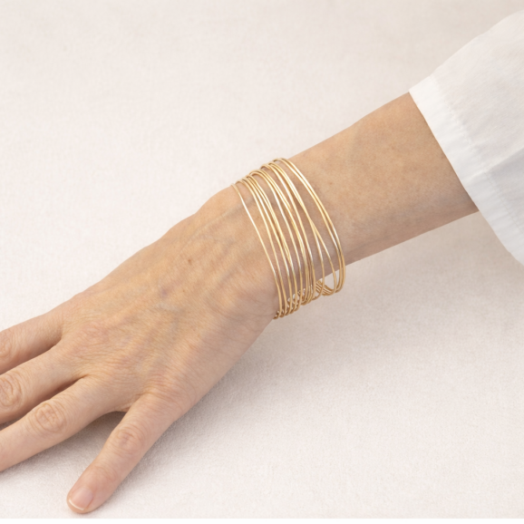 צמיד זהב דק 14 קראט בעובי 1 מ״מ בעבודת יד. ניתן לבחור כמות וליצור מראה שכבות אישי. 1,500 ₪ לצמיד.