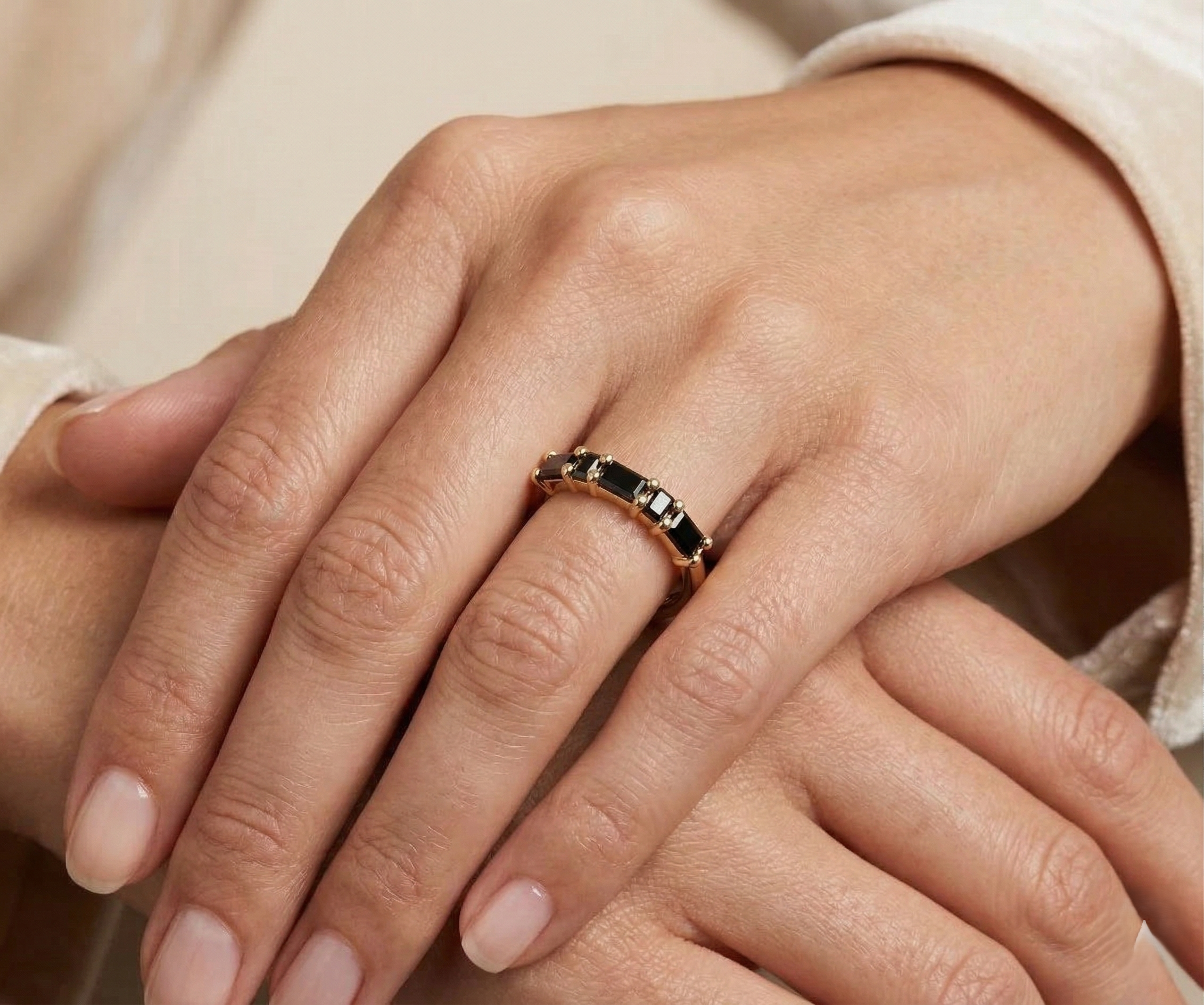 טבעת זהב 14 קראט דגם מורס עם יהלומים שחורים בחיתוך באגט בעיצוב אישי של שירלי קורן.