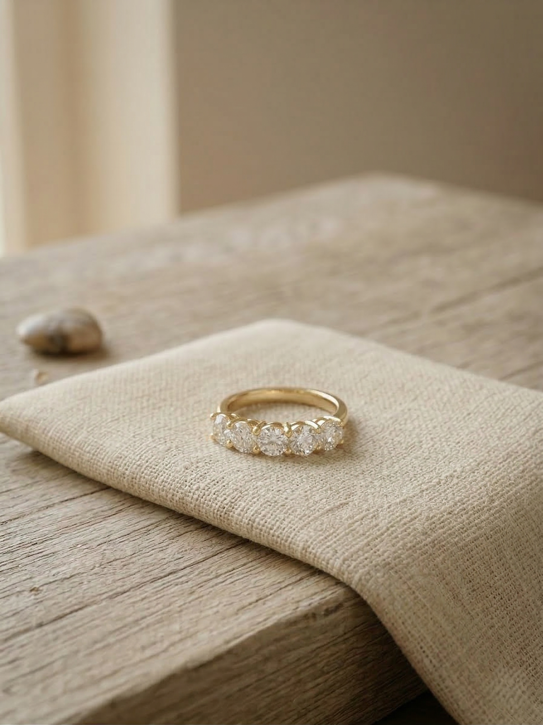 טבעת זהב 18 קראט עם חמישה יהלומים טבעיים על יד