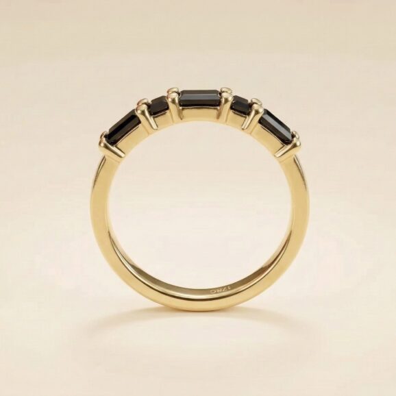 טבעת זהב 14 קראט דגם מורס עם יהלומים שחורים בחיתוך באגט בעיצוב אישי של שירלי קורן.