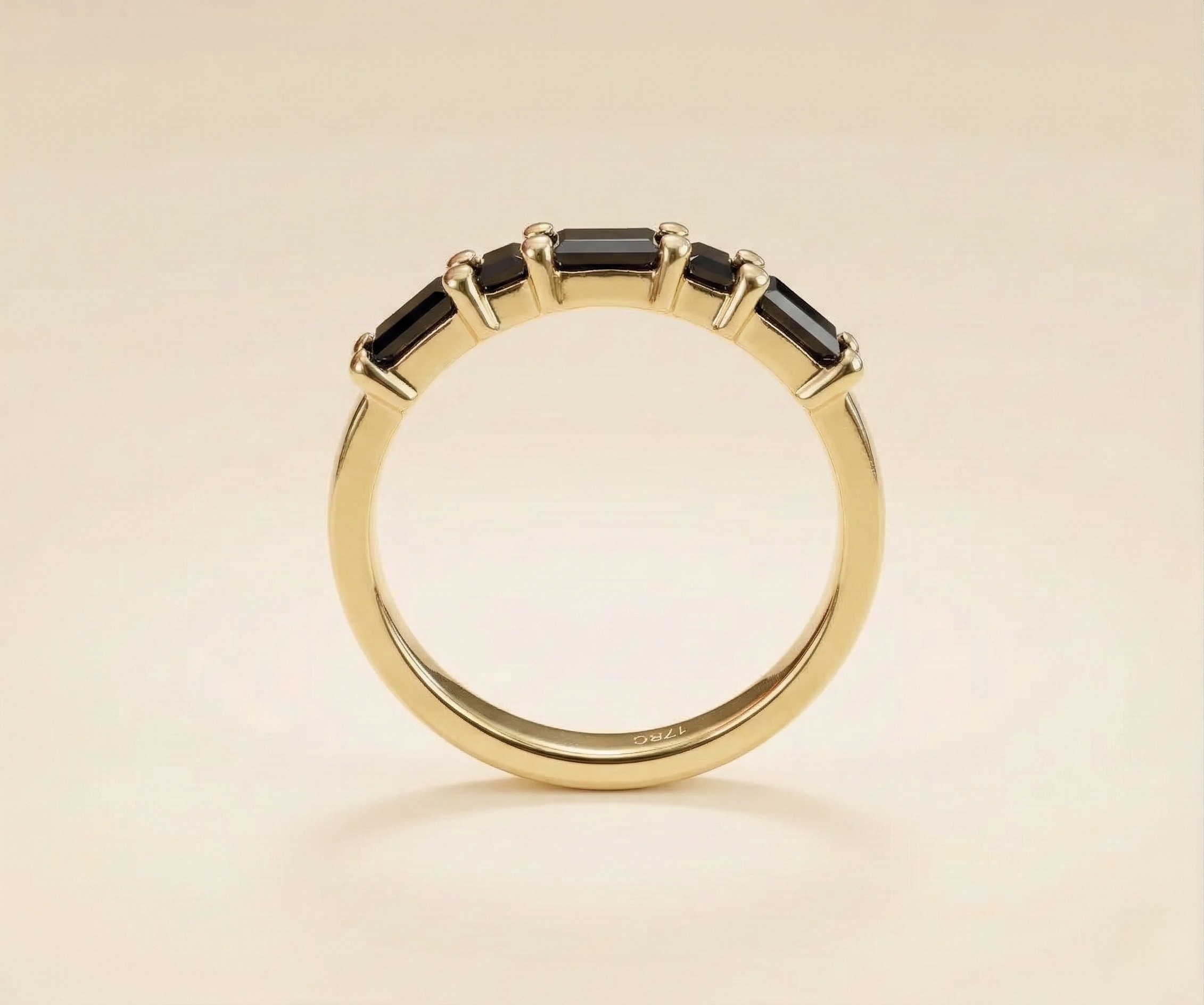 טבעת זהב 14 קראט דגם מורס עם יהלומים שחורים בחיתוך באגט בעיצוב אישי של שירלי קורן.