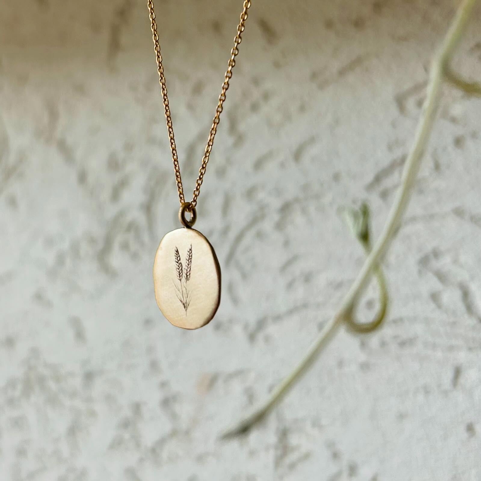 יש רגע שבו מתכת קרה הופכת לסיפור אישי. כאן אתם רואים בדיוק את הרגע הזה. עמוד עבודות תלמידים בצורפות פלוס מציג תכשיטים בעבודת יד שנוצרו על ידי תלמידים ותלמידות שעשו את הצעד הראשון בעולם הצורפות והפכו רעיון למציאות. כל תכשיט כאן הוא תהליך. של למידה, של התנסות, של דיוק ושל גילוי עצמי. לא מדובר רק בגלריית תכשיטים אלא בהוכחה חיה למה שקורה כשמקבלים ליווי מקצועי, כלים נכונים וסביבה שמאפשרת להתפתח. בין אם מדובר בטבעות זהב, תליונים בעבודת יד, עגילים ייחודיים או פרויקטים אישיים למה זה חשוב לכם אם תמיד הסתכלתם על תכשיטים וחשבתם איך עושים את זה או הרגשתם שיש בכם רצון ליצור משהו משלכם העמוד הזה נועד בדיוק בשבילכם כאן אפשר לראות בבירור איך אנשים ללא ניסיון קודם מגיעים ללימודי צורפות ולומדים ליצור תכשיטים אמיתיים בעבודת יד העבודות שאתם רואים כאן לא שייכות לאנשים “עם כישרון מיוחד” אלא לאנשים שהסכימו להתחיל אם גם לכם יש רצון כזה זה המקום לבדוק אותו באמת