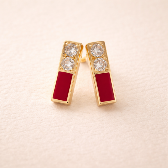 עגילי זהב 14 קראט עם יהלומים טבעיים ואמייל אדום בעיצוב מודרני